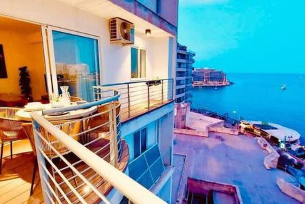 Stunning Beachfront Apartment In St Julians Sliema Esterno foto