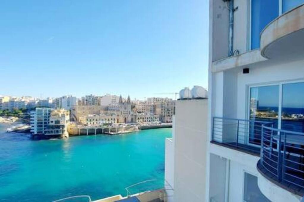 Stunning Beachfront Apartment In St Julians Sliema Esterno foto