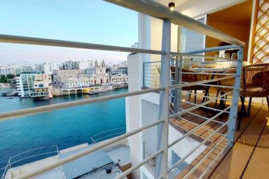 Stunning Beachfront Apartment In St Julians Sliema Esterno foto