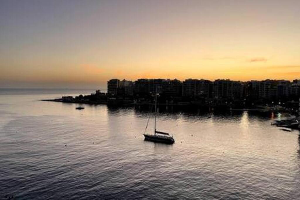 Stunning Beachfront Apartment In St Julians Sliema Esterno foto