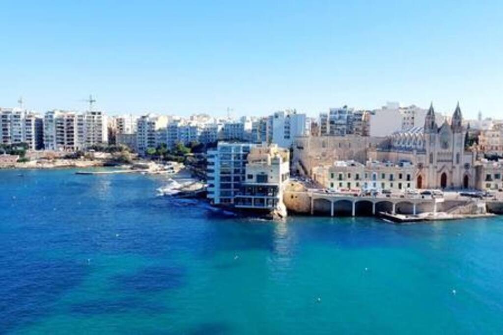 Stunning Beachfront Apartment In St Julians Sliema Esterno foto